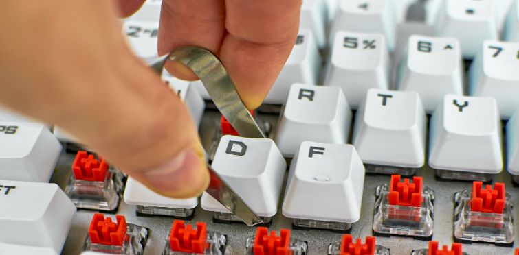 Tecla do teclado mecânico falhando tem conserto?